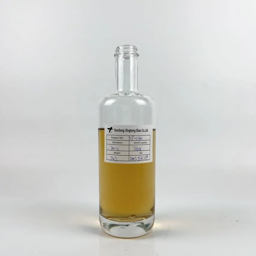 700 мл 750 г Елегантна кръгла плоска рамо с дебело дъно Водка Уиски Бренди Джин Стъклена бутилка с капачка на винт